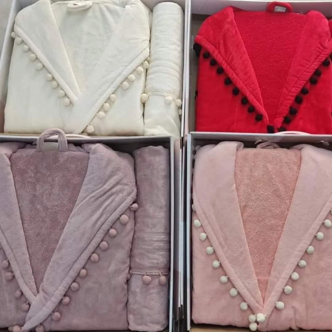 Women's bathrobe with pompom